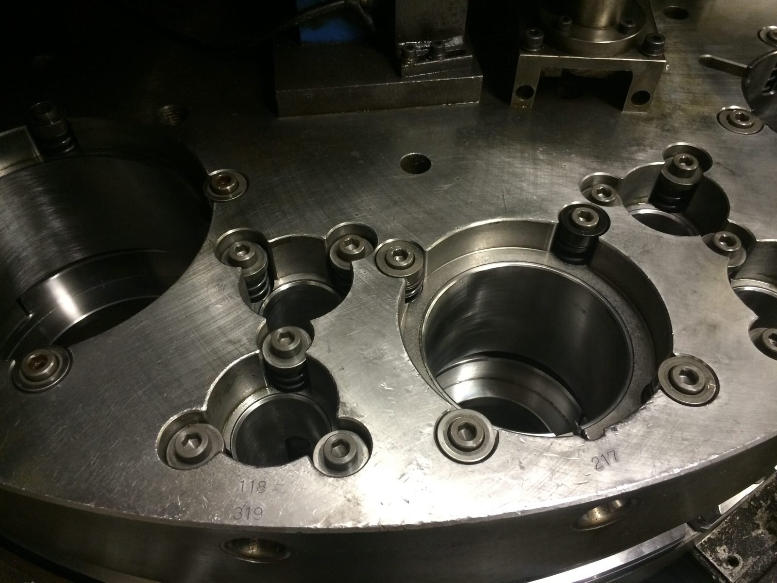 Máquina Amada restaurada produciendo piezas tras la reparación