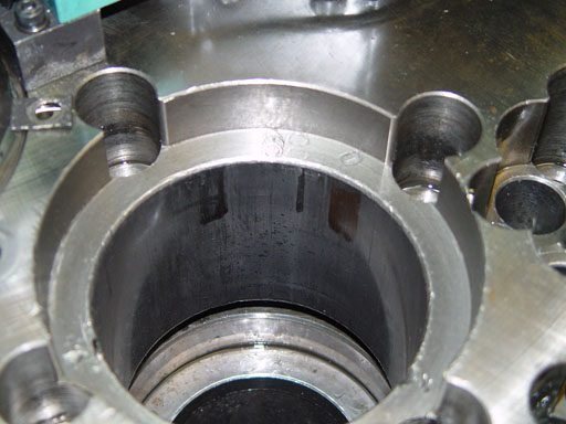 Máquina Amada desgastada antes de la reparación completa